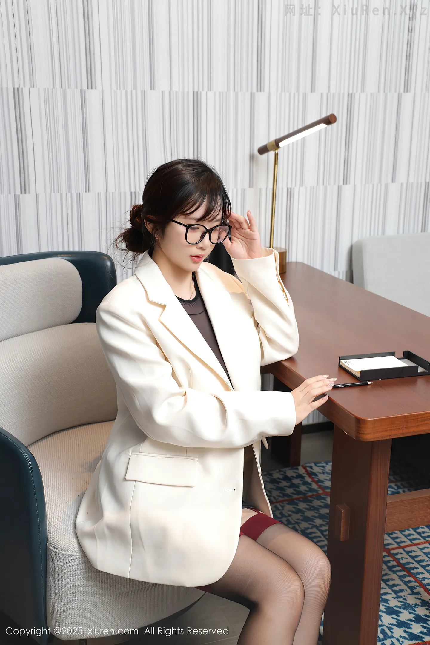 图片[4]-[XiuRen秀人网] VOL.10805 模特小肉肉咪性感白色OL服饰配黑丝吊袜秀凹凸身材迷人诱惑写真72P-秀人网官方网站